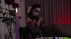 A fantasia erótica de Halloween de Luna Hazes leva a uma ação anal intensa