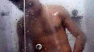 Junge schwule Amateurin genießt Outdoor-Sex und Masturbation unter der Dusche