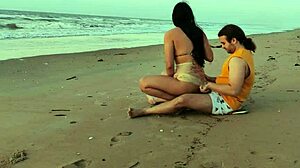 Pasangan atletik menikmati seks di pantai umum