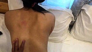 Asiatisk collegepige xxapple får sin røv dækket af sperm, mens hun knepper foran et spejl