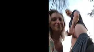 Gadis Eropa memberikan blowjob deepthroat di luar ruangan