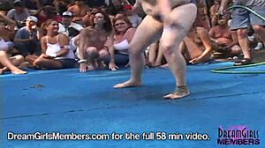 Gátlástalan amatőrök mutatják be testüket a Miss Nude Erotic versenyen
