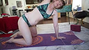 MILF Aurora Willows im Bikini zeigt ihre Yoga-Fähigkeiten und ihre großen Schamlippen