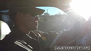 Schwarze Brünette beim ersten analen Erlebnis mit Polizist