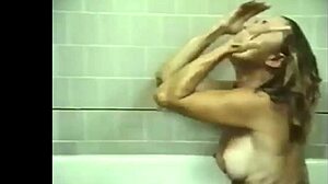 高清GIF突出金发美女裸体洗澡和脱衣服