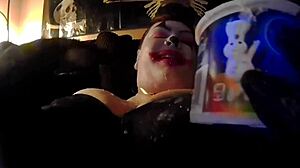 Baculatý klaun si užívá divoký sex s křivým partnerem