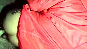Milf rossa allatta al seno sul balcone in un video fatto in casa