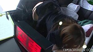 Adolescente asiática recebe uma gozada profunda em um carro de seu parceiro submisso