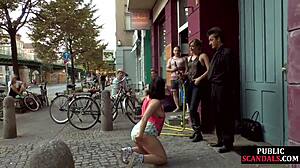バストの大きなドイツの女の子が公共の場で劣化して従順になる