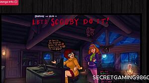 Daphnes lidenskabelig slikning af Velmas stramme numsehul i en Halloween-tema lesbisk møde