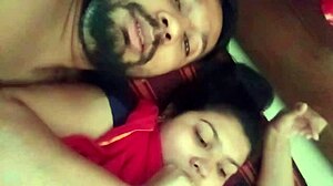 Cuplu indian proaspăt căsătorit împărtășește momente romantice într-un videoclip hardcore