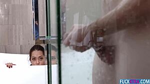 Egy fiatal latin lány csábítóan és csábítón zuhanyozik a zuhany alatt