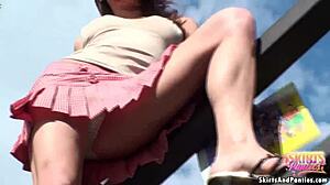 Une adolescente montre sa petite silhouette dans des plans en jupe