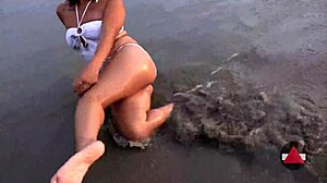 Molhado e selvagem: uma aventura de fetiche por pés na praia