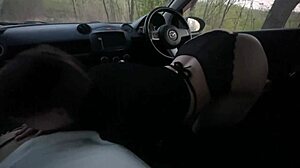 Genç kız ormanda arabada sakso çekiyor