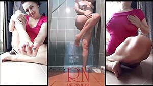 Une MILF se déshabille dans la salle de bain et devient sensuelle avec de la lotion pour le corps