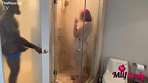 Loree Love și Ace Bigs se angajează în sex intim într-o baie de trailer