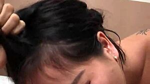 Азиатская красотка делает кремовый минет в этом ретро-видео