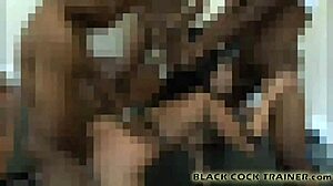 Brunetta bollente viene dominata da un cazzo nero mostruoso. Non perdere questo video bollente e piccante!