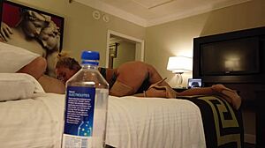 Madelyn Monroe a jej priateľka jazdia na cudzincovi vo Vegas s fľašou od vody