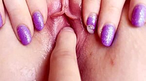 Amatör amcık parmaklama yoğun orgazma yol açıyor