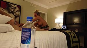 Маделин Монро и њена девојка возе странца у Вегасу са флашом воде