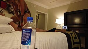 Madelyn Monroe en haar vriendin berijden een vreemdeling in Vegas met een waterfles