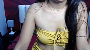 Si cantik Latina yang horny memamerkan asetnya di webcam