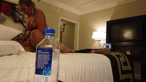 Madelyn Monroe dan teman perempuannya menunggang orang asing di Vegas dengan botol air. Anda pasti tidak mahu terlepas video ini!