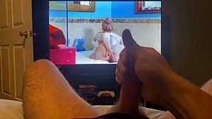 Masturbándome con un video porno caliente con una polla monstruosa