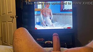 Masturbazione a un video porno hot con un cazzo mostruoso