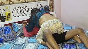 诱人的印度女人在高清中与她的姐夫进行粗暴的性行为,使用印地语音频