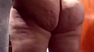 Een wulpse Duitse huisvrouw pronkt met haar volwassen en ronde lichaamsbouw in verleidelijke lingerie