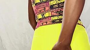 Close-up das meias amarelas Sylks revelando seu cameltoe sensual
