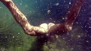 Submerso: Um encontro quente debaixo d'água ao ar livre