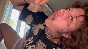 Татуирана красавица прави интензивен орален секс, докато плаче, използвайки дилдо