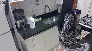 Sexy vrouw verwent zichzelf met een monsterlul in de keuken