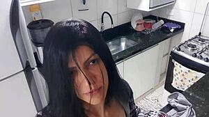 Uma mulher sexy se satisfaz com um pau monstro na cozinha