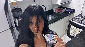 Uma mulher sexy se satisfaz com um pau monstro na cozinha