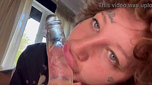 A tetovált csaj intenzív orális szexet folytat, amíg sírni nem kezd dildó használata közben