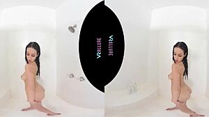 Jade Baker njuter av solo-njutning i ett avkopplande bad
