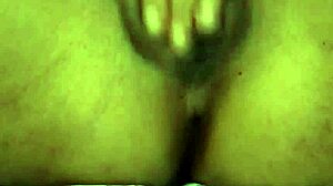Nydelig bakside og fylt vagina av en Latina-kvinne