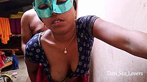 Vídeo caseiro de sexo ao ar livre de casais da aldeia indiana capturado na câmera