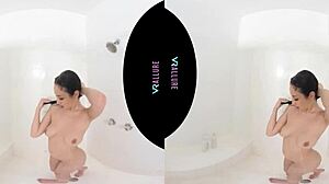 Jade Baker gibt sich im entspannenden Bad dem Solo Vergnügen hin