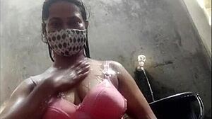 فتاة بنغلاديشية تتعامل مع قضيب كبير في فيديو متشدد.