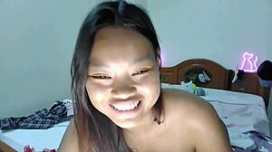 Adolescenții tineri amatori thailandezi fac un videoclip de masturbare solo acasă