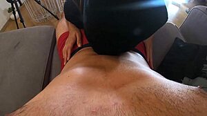 Amatörfru använder strapon för att dominera sin man i BDSM-lek