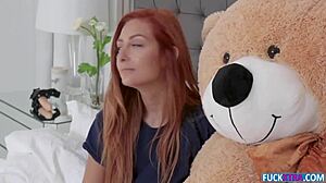 Kadence Marie, si nerd yang tidak berdosa, tertangkap memuaskan dirinya dengan beruang teddy yang besar