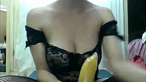 变性女人在自制视频中用香蕉自慰