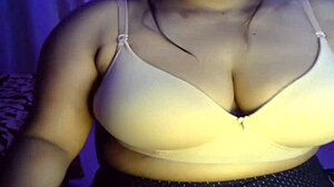 Seorang gadis India sensual dengan payudara besar berbagi cintanya untuk seks online